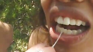Amarrada a uma garota e curte seus vídeo pornô caseiro brasileiro buracos
